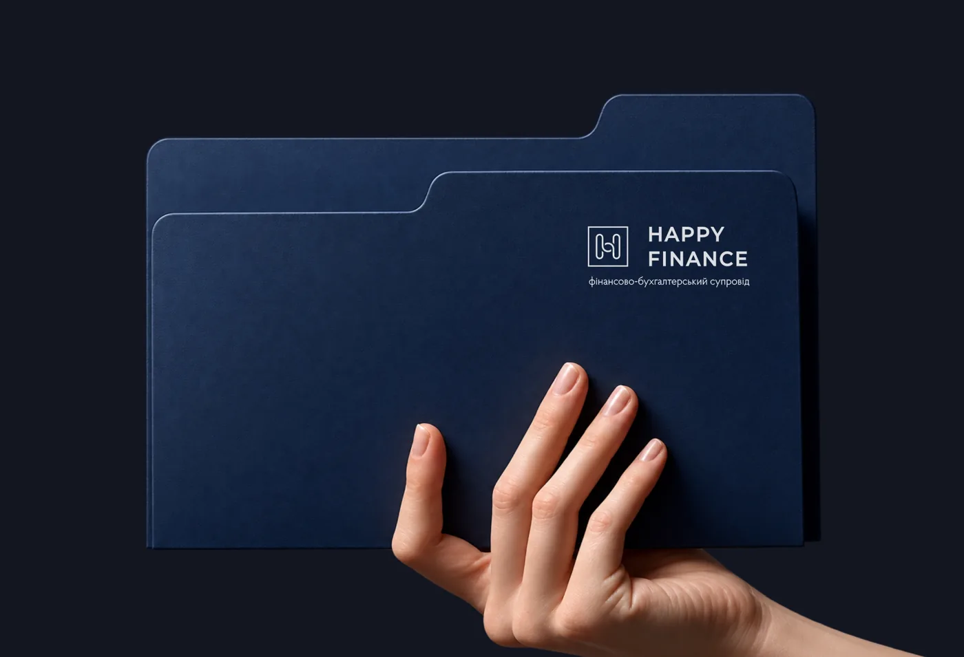 Фірмова синя папка Happy Finance у руці